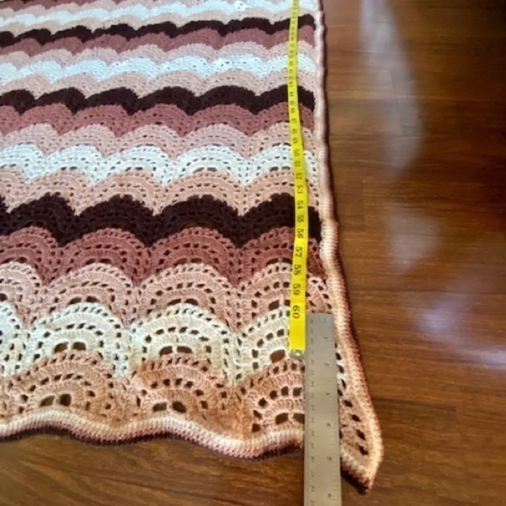 VINTAGE SCALLOP PATTERN GRANNY QUILT AFGHAN